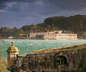 Castillo de San Felipe en Ferrol y al fondo el Castillo de La Palma, de Mugardos RECORTADA
